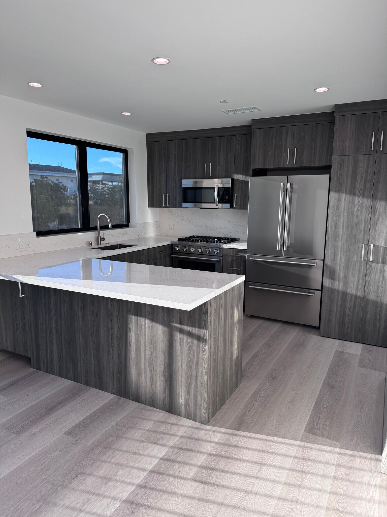 Kitchen and peninsula - 2408 Highland Ave