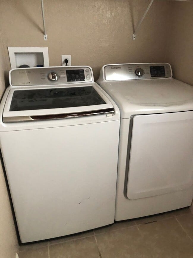 Building Photo - Remodeled 4/2 Home-Lawncare Included