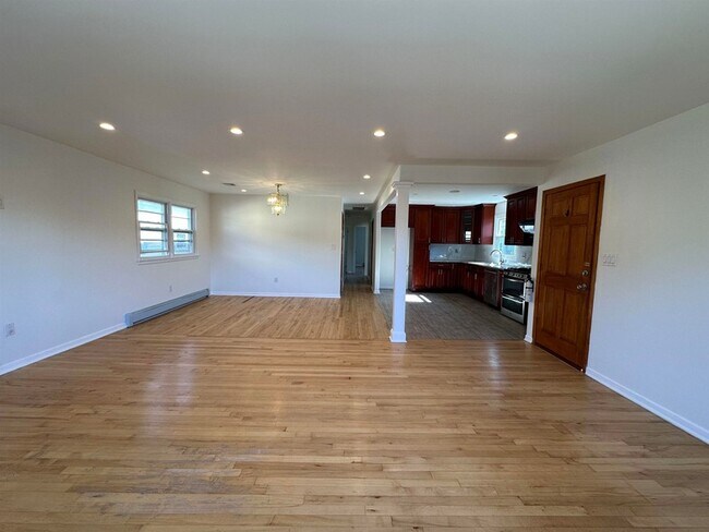 Building Photo - 33 E 51st St