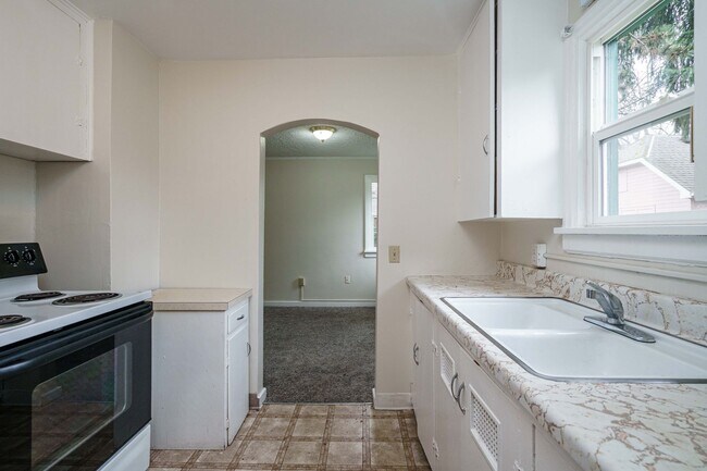 Building Photo - 1 Bedroom 1 Bath with Detached Garage