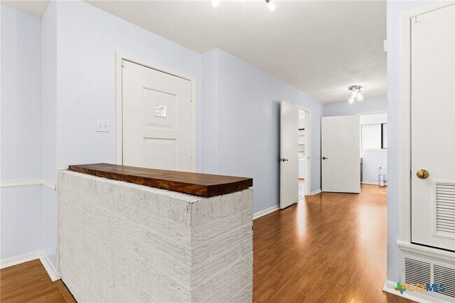 Building Photo - 204 Oak St