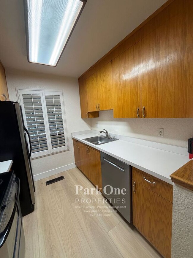 Building Photo - Two Bedroom Town House Walking Distance to Downtown Lafayette