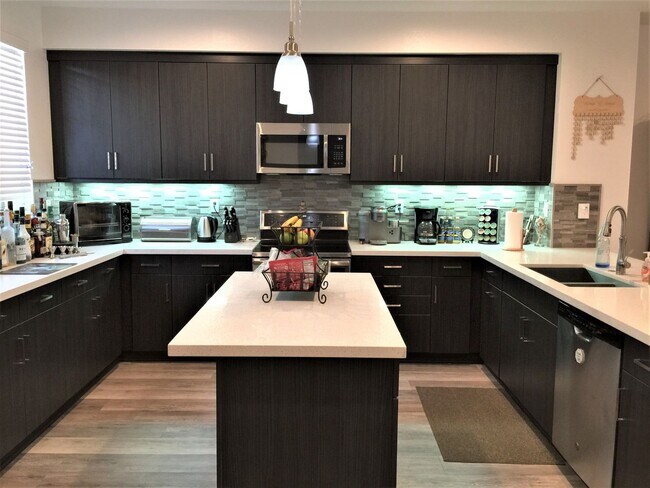 Building Photo - *** $1000 Move in Special*** Completely upgraded large townhome with solar!!