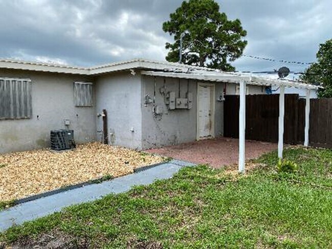 Building Photo - Excellent 2/1 Duplex in Desirable Area
