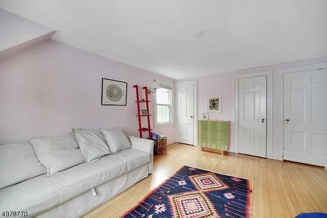 Building Photo - 53 Meadowbrook Rd