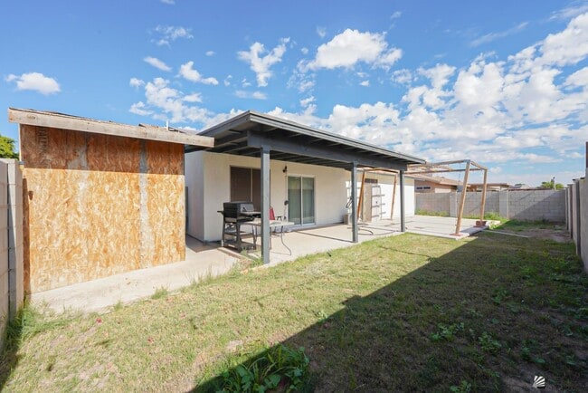 Building Photo - 643 13th St