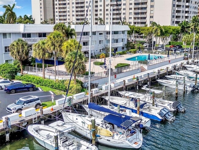 Building Photo - 100 Edgewater Dr