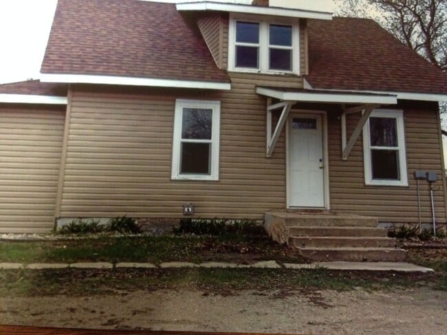 Building Photo - 3 Bed 1 Bath + Bonus Room and Yard
