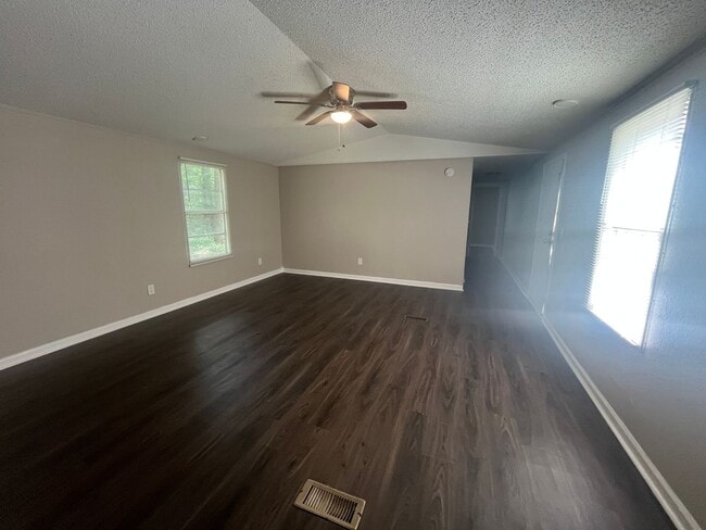 Building Photo - Nice Family home in Ward