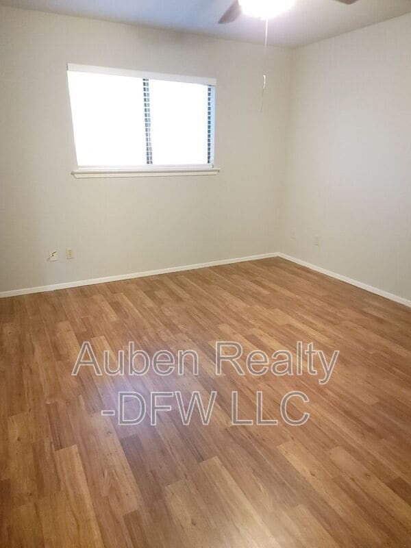 Building Photo - 1106 Suburban Dr