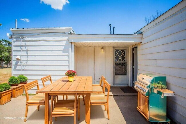 Building Photo - Charming 2/1 with Large Backyard!