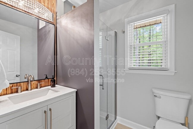 Building Photo - 5105 Pine Dr