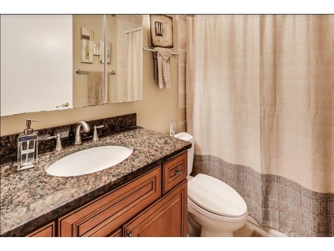 Guest bath with tub/shower - 1122 N Clark St