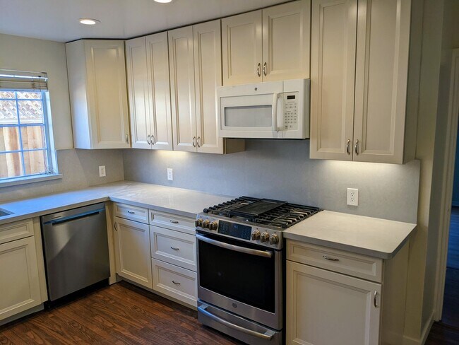Building Photo - Spacious 3 Bed 1.5 Bath House Close to Val...