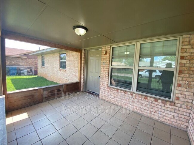 Building Photo - 605 Moraine Ave