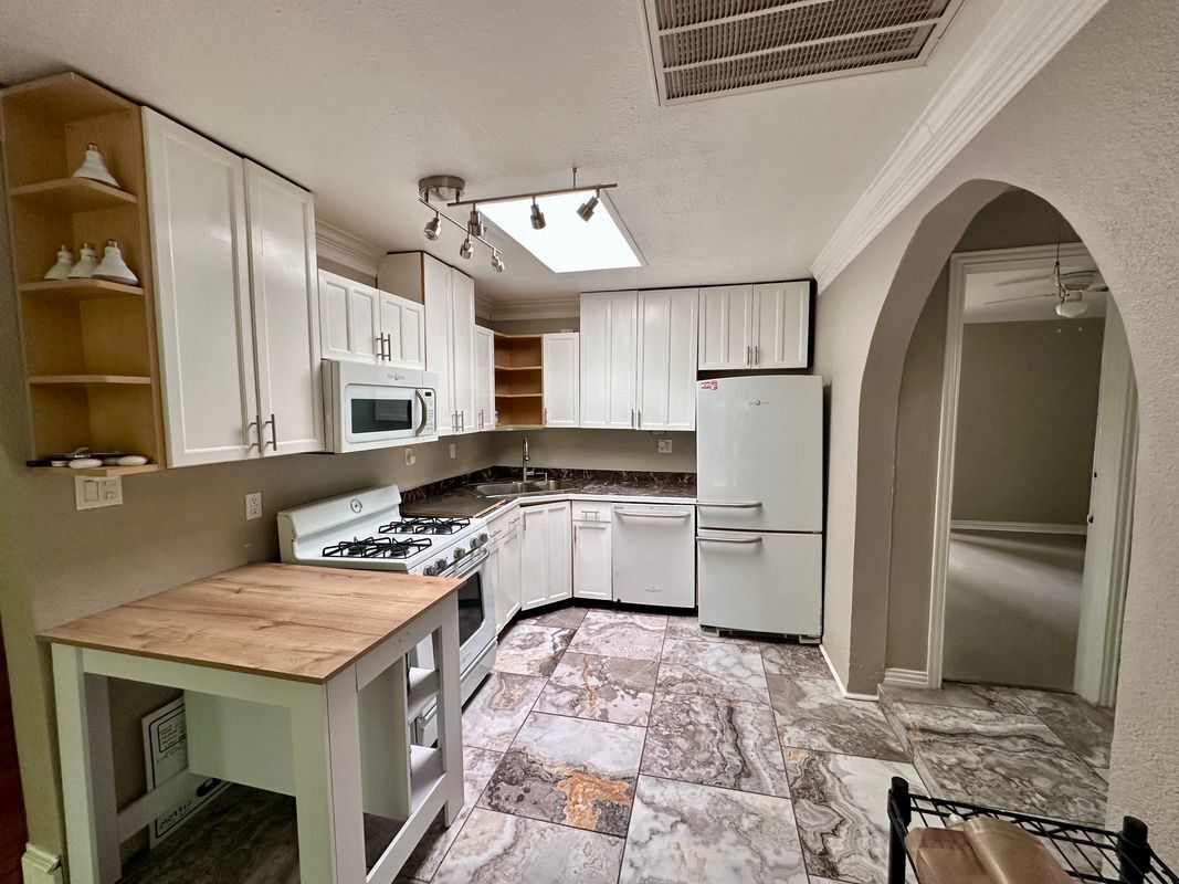 Building Photo - 8619 Groveland Dr
