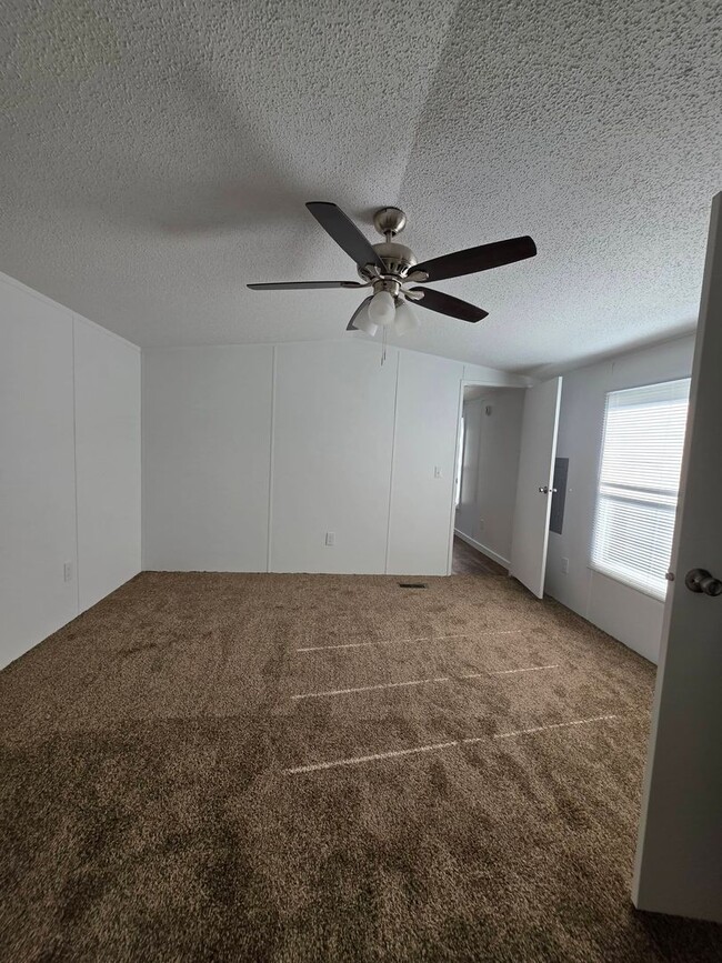 Building Photo - Ready to Move in