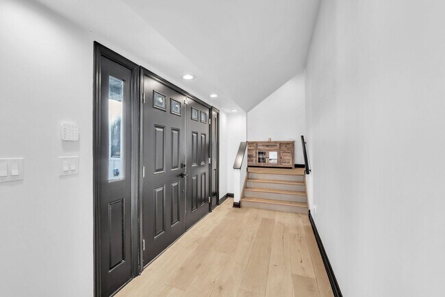 Building Photo - 15160 W Oak Spring Rd