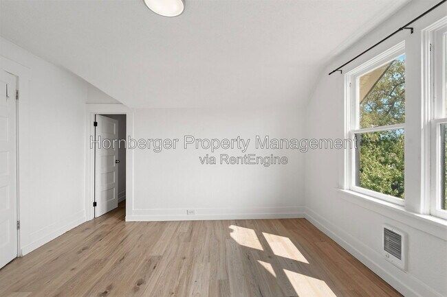 Building Photo - 2719 E Columbia Ave