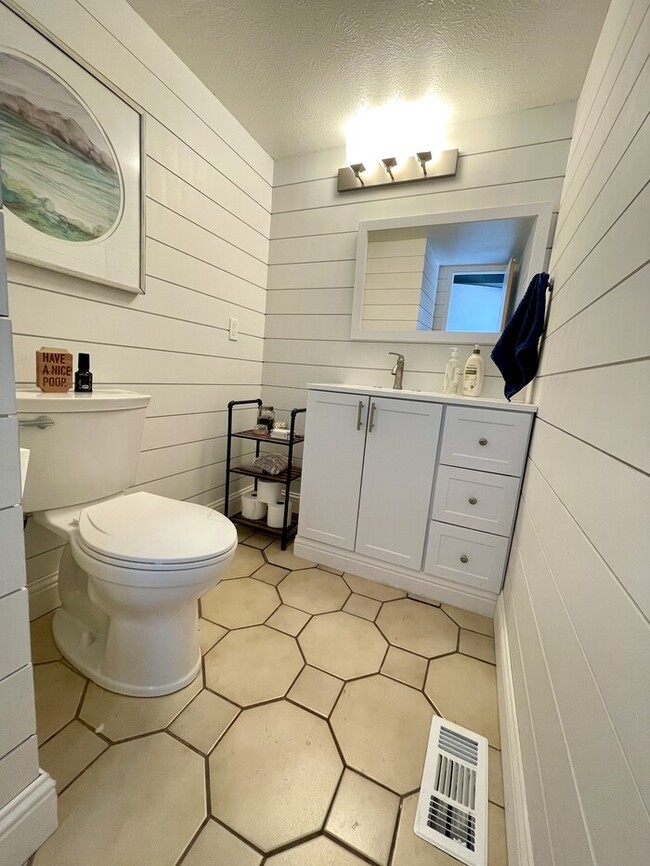 Building Photo - AVAILABLE TODAY - Beautiful 4BD/4BA Low-Ma...