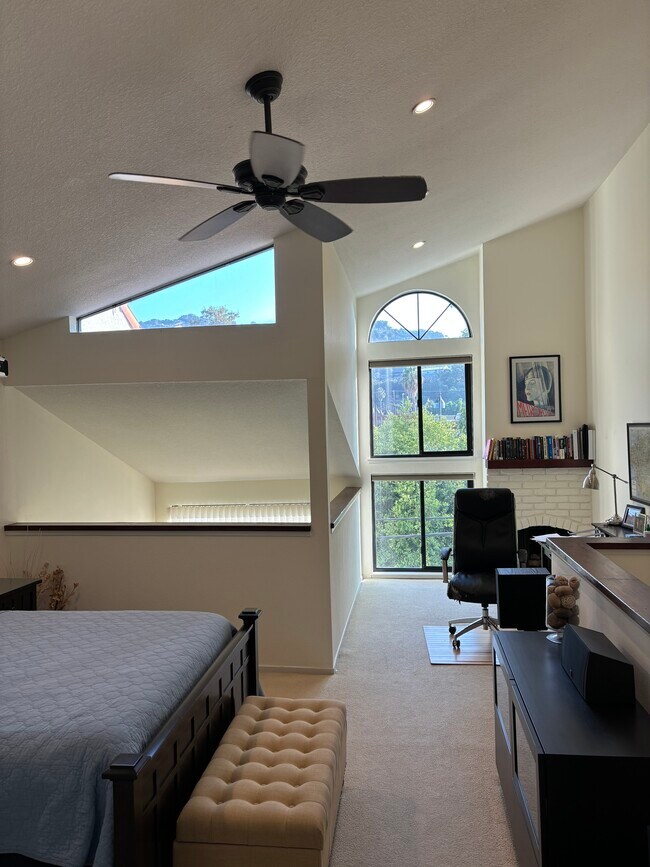 Building Photo - 10926 Bluffside Dr