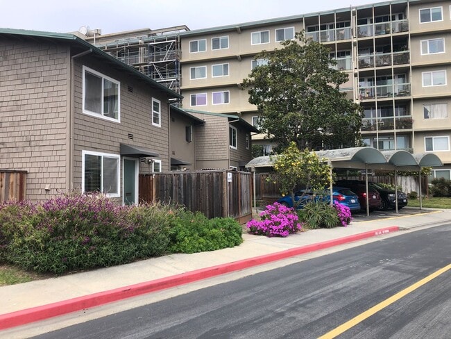 Building Photo - 3 Bed/ 2 Bathroom House in Santa Cruz