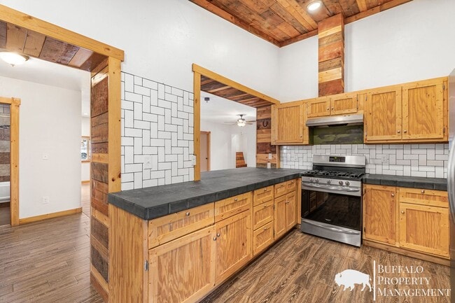 Building Photo - Charming Parker Home for Rent – Rustic Character Meets Modern Comfort!