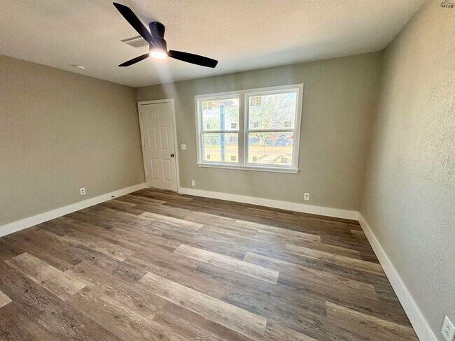 Building Photo - 305 S Louisiana Ct