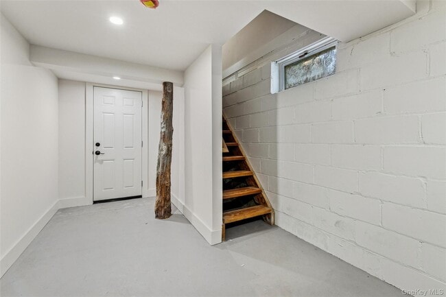 Building Photo - 335 Herricks Ln