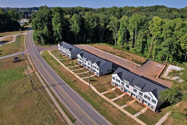 Building Photo - Brand New End Unit Townhome | 3 BR/2.5BA | 1-Car Garage | Near Downtown Mooresville