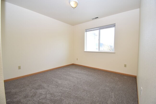 Building Photo - Townhouse style 2bed 1.5bath with attached...