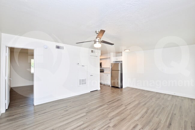 Building Photo - Newly renovated apartment in Phoenix!