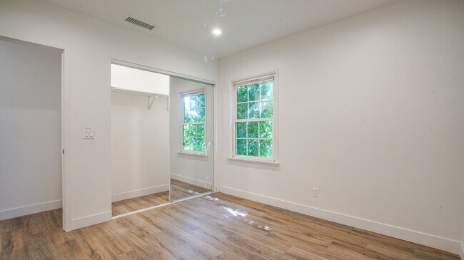 Building Photo - 6112 Saturn St