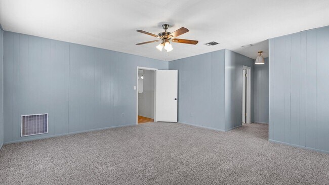 Building Photo - Charming 3-Bedroom Home with Spacious Backyard!