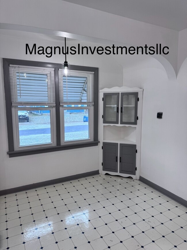 Building Photo - 1009 Broer Ave