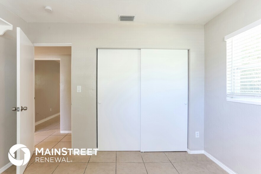 Building Photo - 3828 Neptune Dr SE