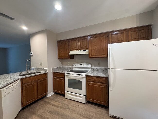 Building Photo - Beautiful 2/2 Townhouse with one car garag...
