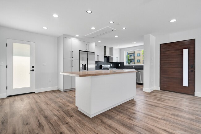 Building Photo - Spacious 3BR NoHo Home w/ Luxury European Finishes