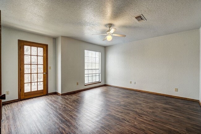 Building Photo - 4 Bed 2 Bath in Moore School District