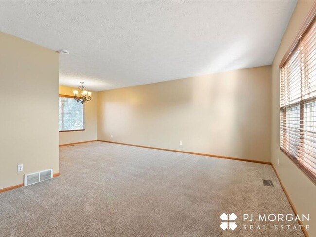 Building Photo - 4 bedroom, 3 bathroom - Available 9/15- Co...