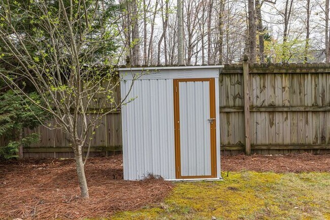 Building Photo - NW Large Updated Home! LR, DR, Den, FP, Ha...