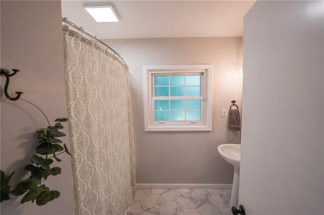 Building Photo - 1210 Lenox Cir NE