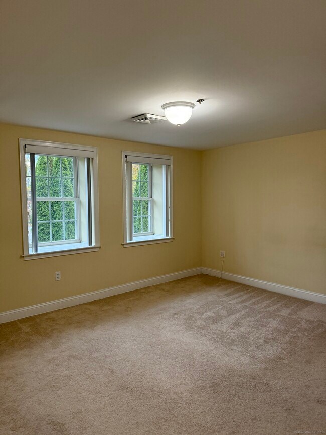 Building Photo - 380 Main St