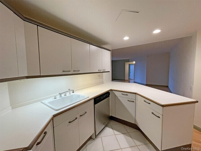 Building Photo - 50 E Hartsdale Ave