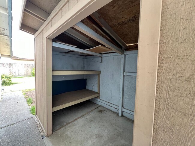 Building Photo - Updated 3 bedroom single story in Manteca!