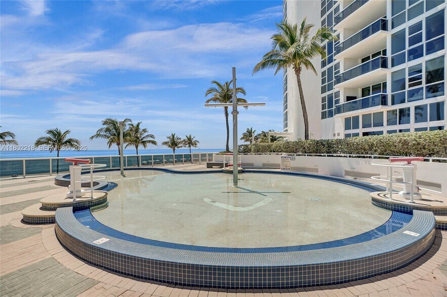 Building Photo - 18201 Collins Ave