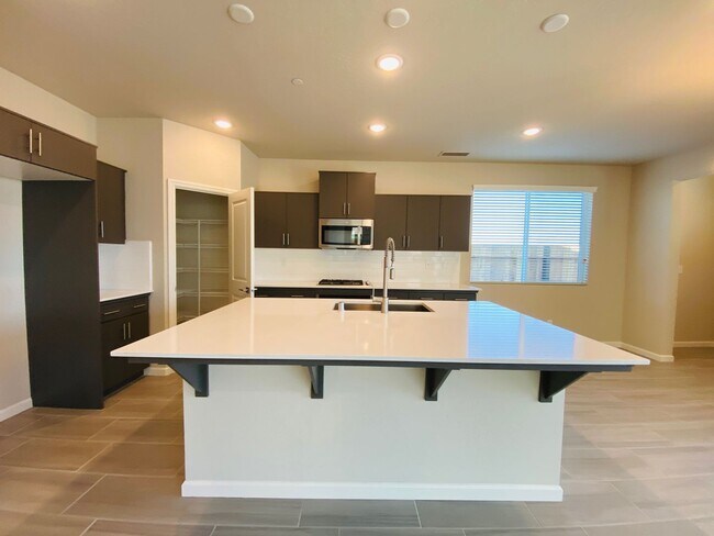Building Photo - COMING SOON! $2,750 Ashlan & Highland, 4 B...