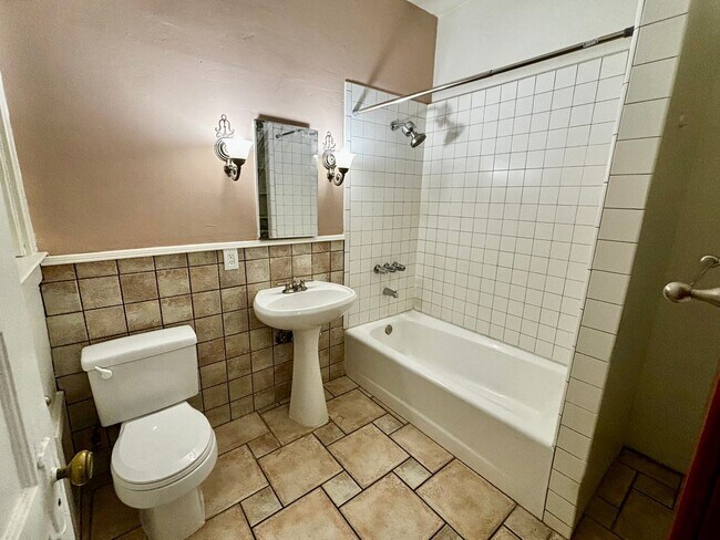 Building Photo - Large 1 bedroom 1 bath located in Golden Hill