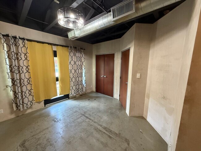 Building Photo - 825 W Daggett Ave