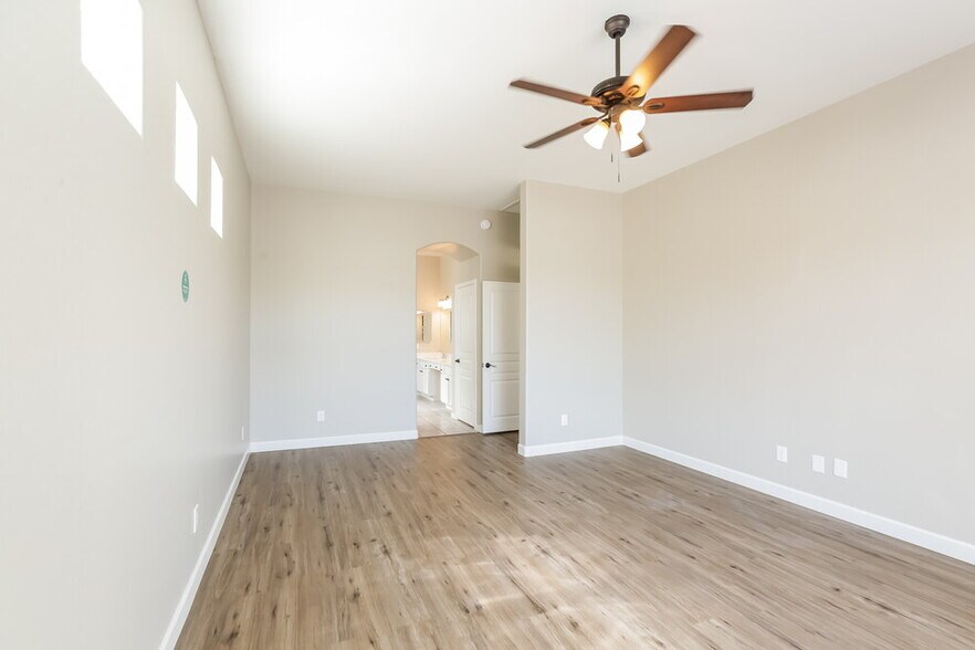 Building Photo - 2102 E Fawn Dr